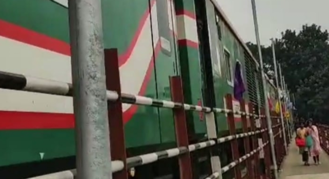 অযথা শিকল টানায় কালুরঘাট ব্রীজে দাঁড়িয়ে গেল ট্রেন 