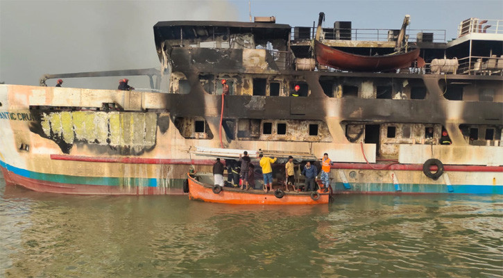সেন্ট মার্টিনগামী জাহাজে আগুন, কর্মচারী নিহত, ৫ সদস্যের তদন্ত কমিটি