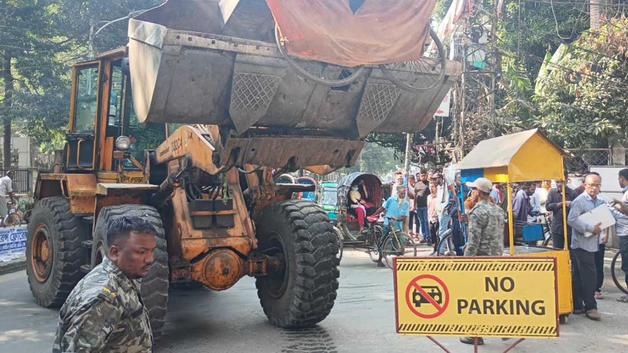 সড়ক-ফুটপাত দখলমুক্ত করতে চকবাজারে ৬০ দোকান ও ফুড কার্ট উচ্ছেদ