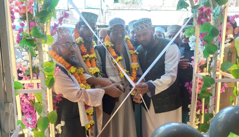 চন্দনাইশে রেস্টুরেন্ট উদ্বোধন উপলক্ষে এতিম ও দুঃস্থদের খাবার পরিবেশন