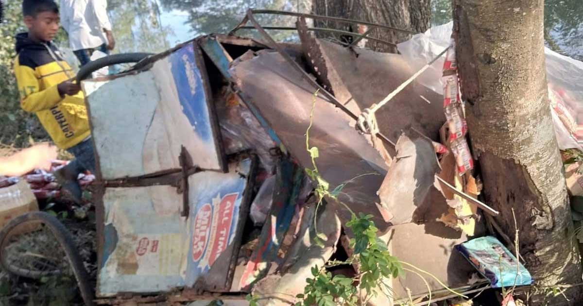 মীরসরাইয়ে অজ্ঞাত গাড়ির ধাক্কায় প্রাণ গেল ভ্যানচালকের