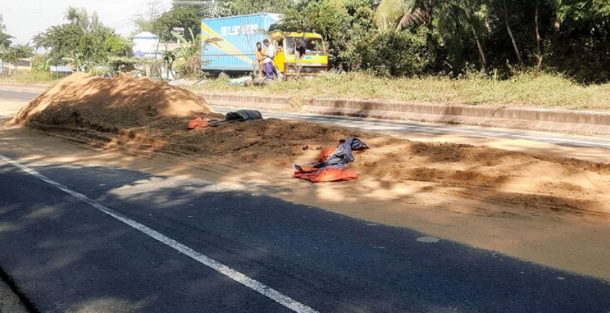 ঢাকা-চট্টগ্রাম মহাসড়কে বালুর স্তূপ, দুর্ঘটনার আশঙ্কা