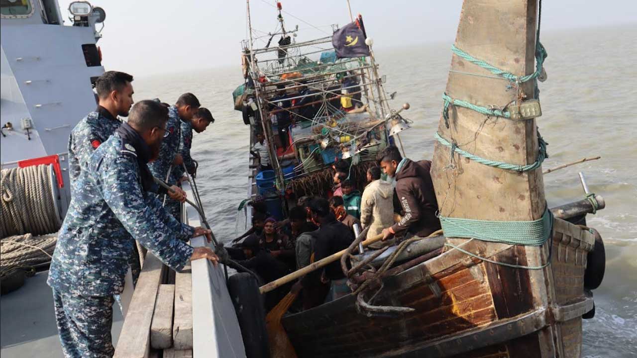 মিয়ানমারে ডিজেল ও সিমেন্ট পাচারের সময় বোটসহ ১১ জন আটক