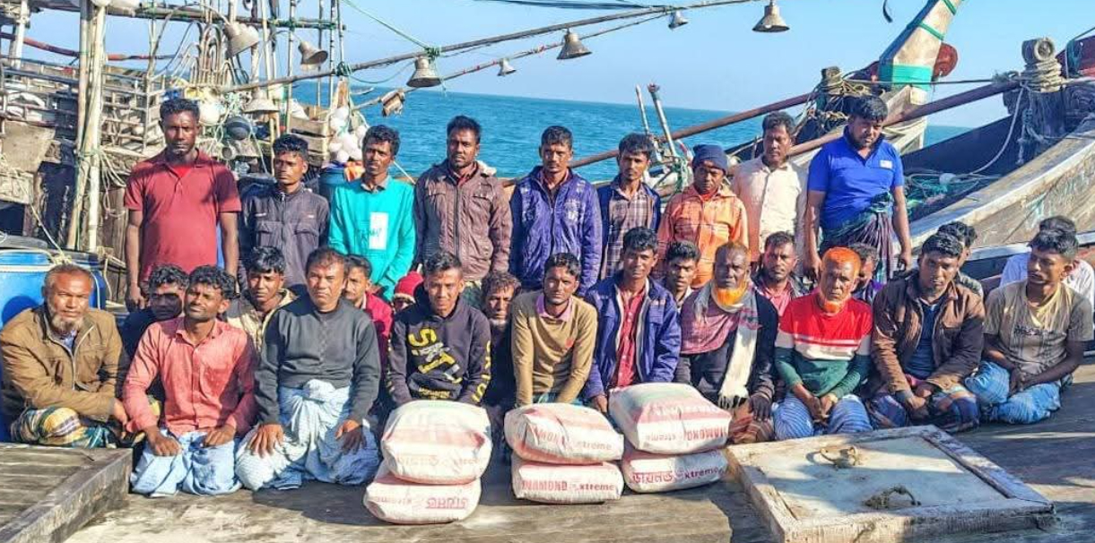 মায়ানমারে পাচারকালে সিমেন্টবোঝাই ৩টি বোট আটক