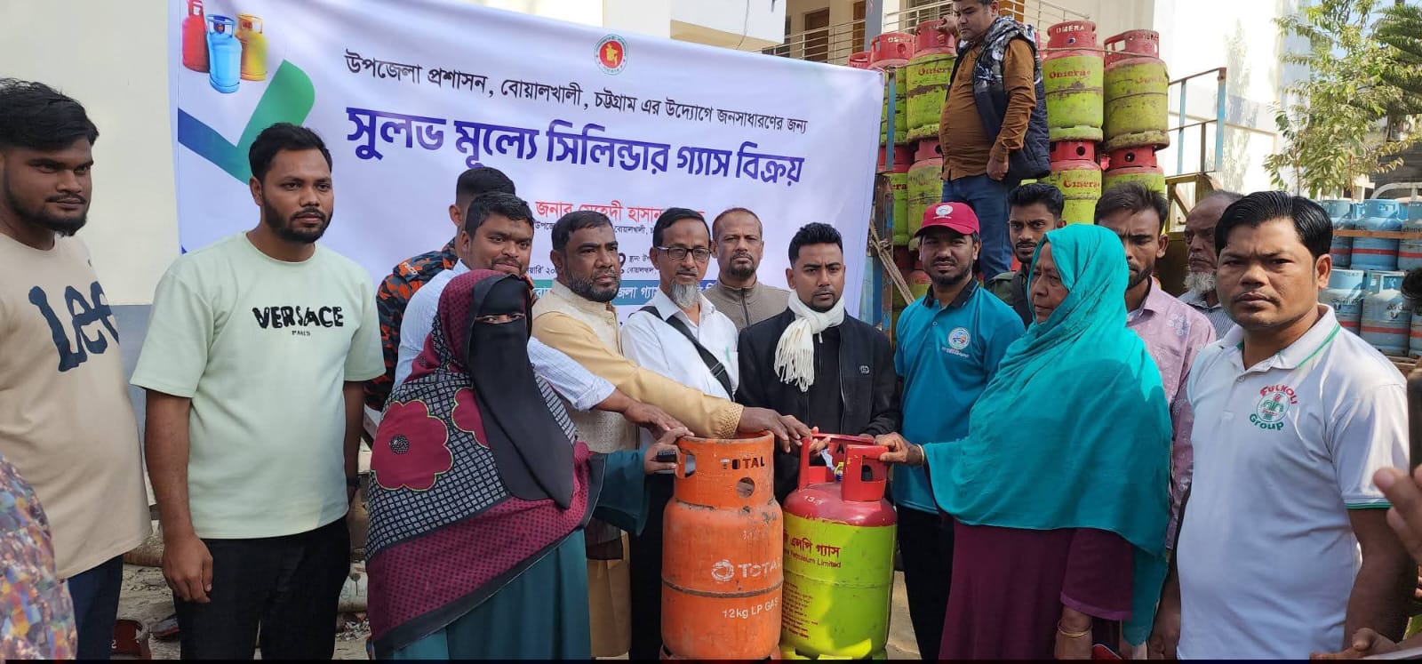  বোয়ালখালী প্রশাসনের উদ্যোগে সুলভ মূল্যে গ্যাস বিক্রি 