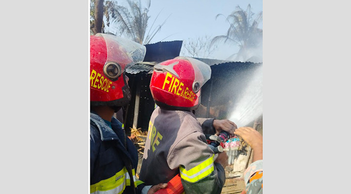 বাঁশখালীতে অগ্নিকাণ্ডে পুড়ল বসতঘর