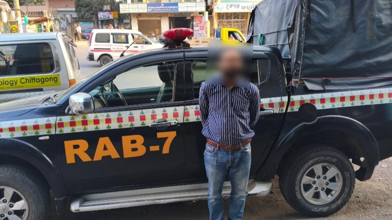 চট্টগ্রামে হত্যা-ডাকাতিসহ ১৩ মামলার আসামি গ্রেপ্তার
