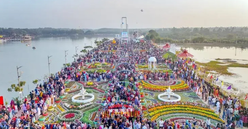 চট্টগ্রামের ডিসি পার্কে ফুলের পসরা দেখতে দর্শনার্থীদের ঢল