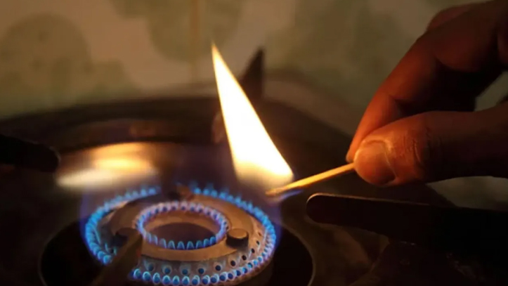 সিলিন্ডার গ্যাস নিয়ে অরাজকতার মধ্যে পাইপলাইনের গ্যাসও নিভু নিভু