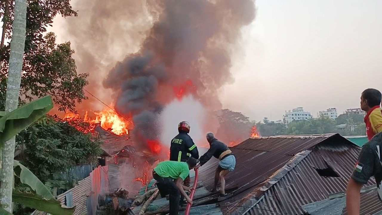 রাঙামাটির পাবলিক হেলথ এলাকায় আগুন, পুড়লো ৭ বসতঘর