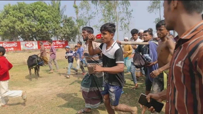 টেকনাফে মাইন বিস্ফোরণে যুবকের পা বিচ্ছিন্ন, স্থানীয়দের সড়ক অবরোধ 