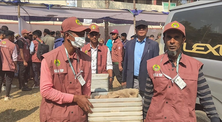 ফটিকছড়িতে কেন্দ্রে পৌঁছেছে ভোটের সরঞ্জাম, কঠোর নিরাপত্তা বলয়