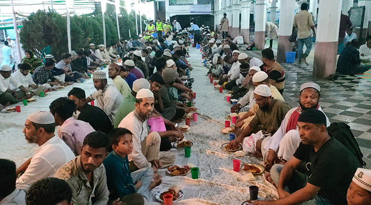 মক্কা মদিনার আদলে প্রতিদিন হাজারো মুসল্লির ইফতার