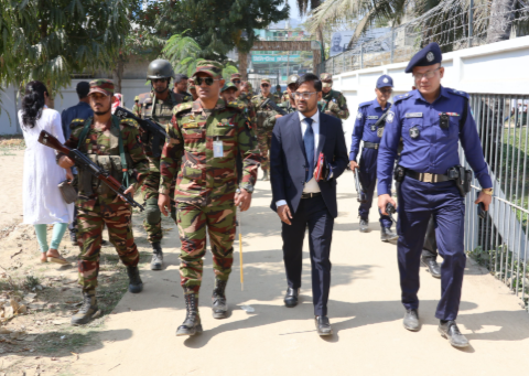 আলীকদম ও লামায় কঠোর নিরাপত্তায় উৎসবমুখর পরিবেশে ভোটগ্রহণ: কেন্দ্র পরিদর্শনে জোন কমান্ডার