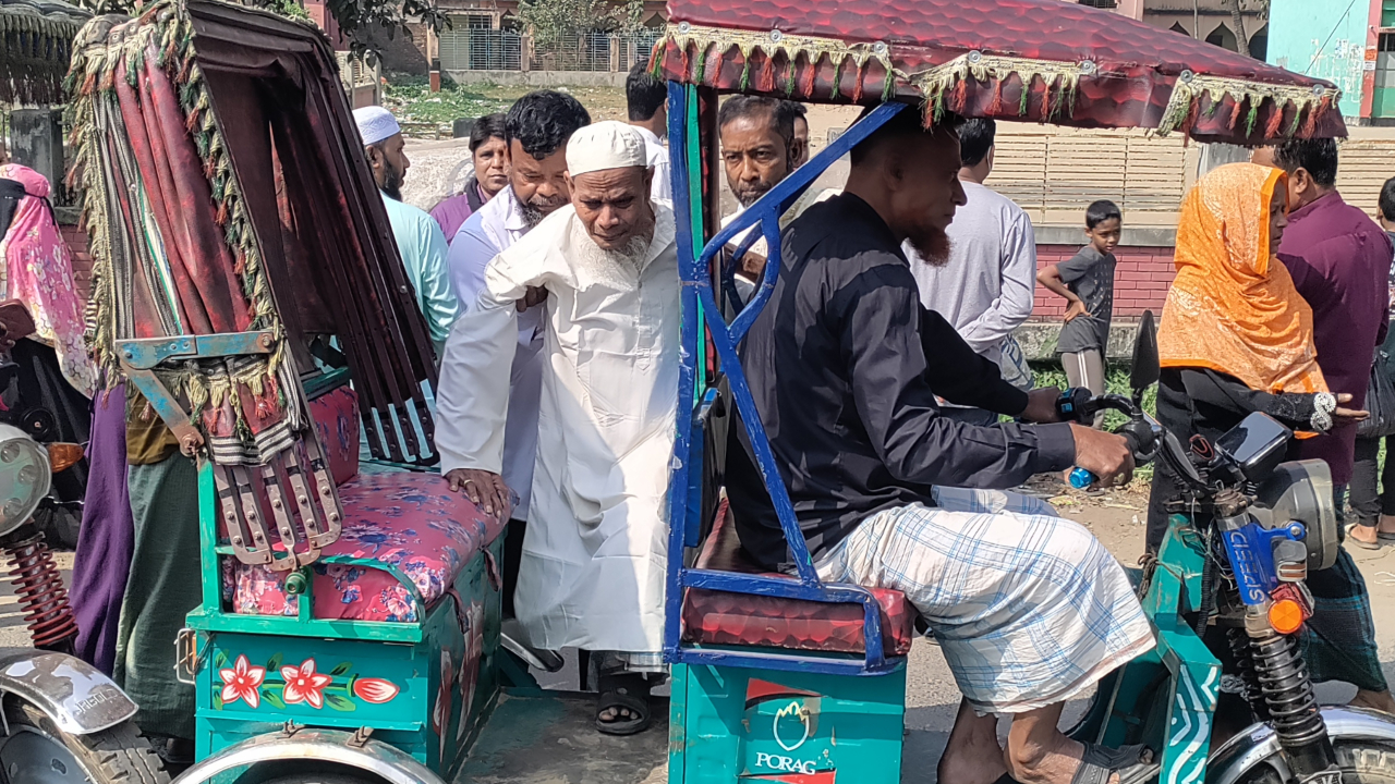 ৯৫ বছর বয়সী শফিকুর, আবার কখন ভোট দিতে পারি জানি না, সেজন্য ভোট দিতে আসছি