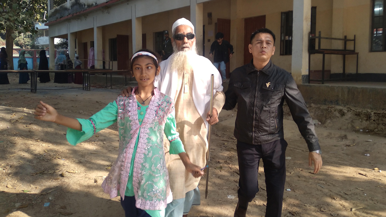 খাগড়াছড়িতে ভোট দিলেন ৬৭ বছরের দৃষ্টিশক্তিহীন শিরাজ আহমদ