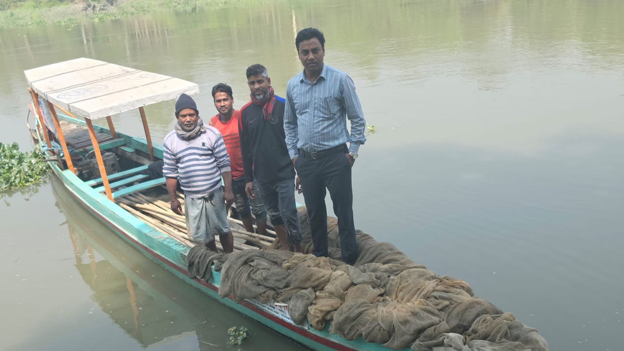 হালদা নদীতে অভিযান, সাড়ে ৩ হাজার মিটার অবৈধ জাল জব্দ