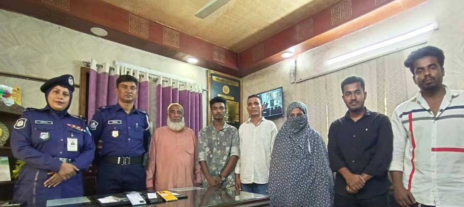 মিরসরাইয়ে চুরি বা হারিয়ে যাওয়া মোবাইল ফোন উদ্ধার করে দিলেন পুলিশ