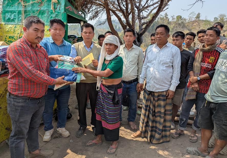রাঙ্গামাটিতে অগ্নিকাণ্ডে ক্ষতিগ্রস্ত পরিবারের মধ্যে পার্বত্য মন্ত্রীর পক্ষে সহায়তা প্রদান
