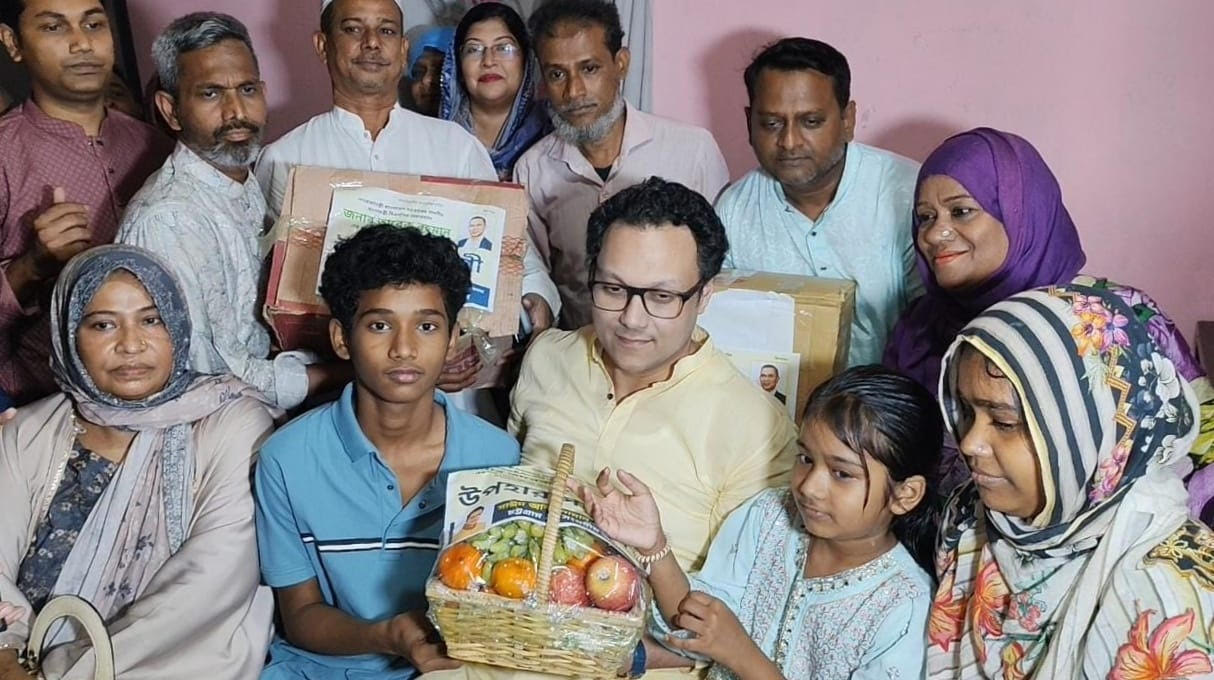শোকের ঘরে মানবিকতার আলো: শহীদ ফারুকের পরিবারে তারেক রহমানের উপহার পৌঁছে দিলেন সাঈদ আল নোমান 