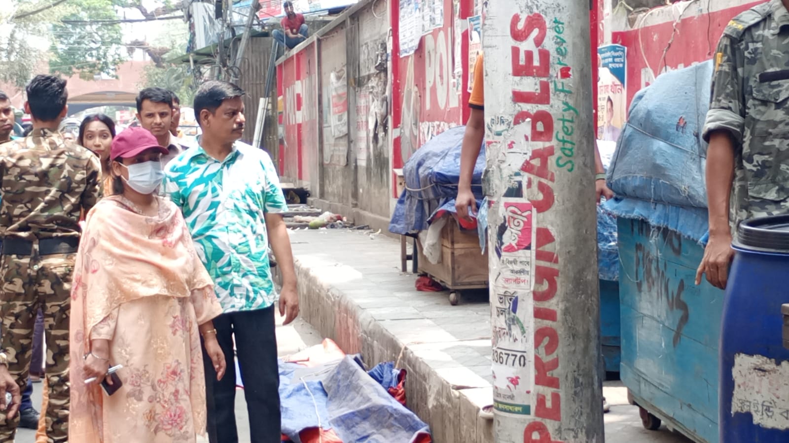 অপর্ণাচরণ ও কৃষ্ণকুমারী বিদ্যালয় সংলগ্ন ফুটপাতে চসিকের অভিযান