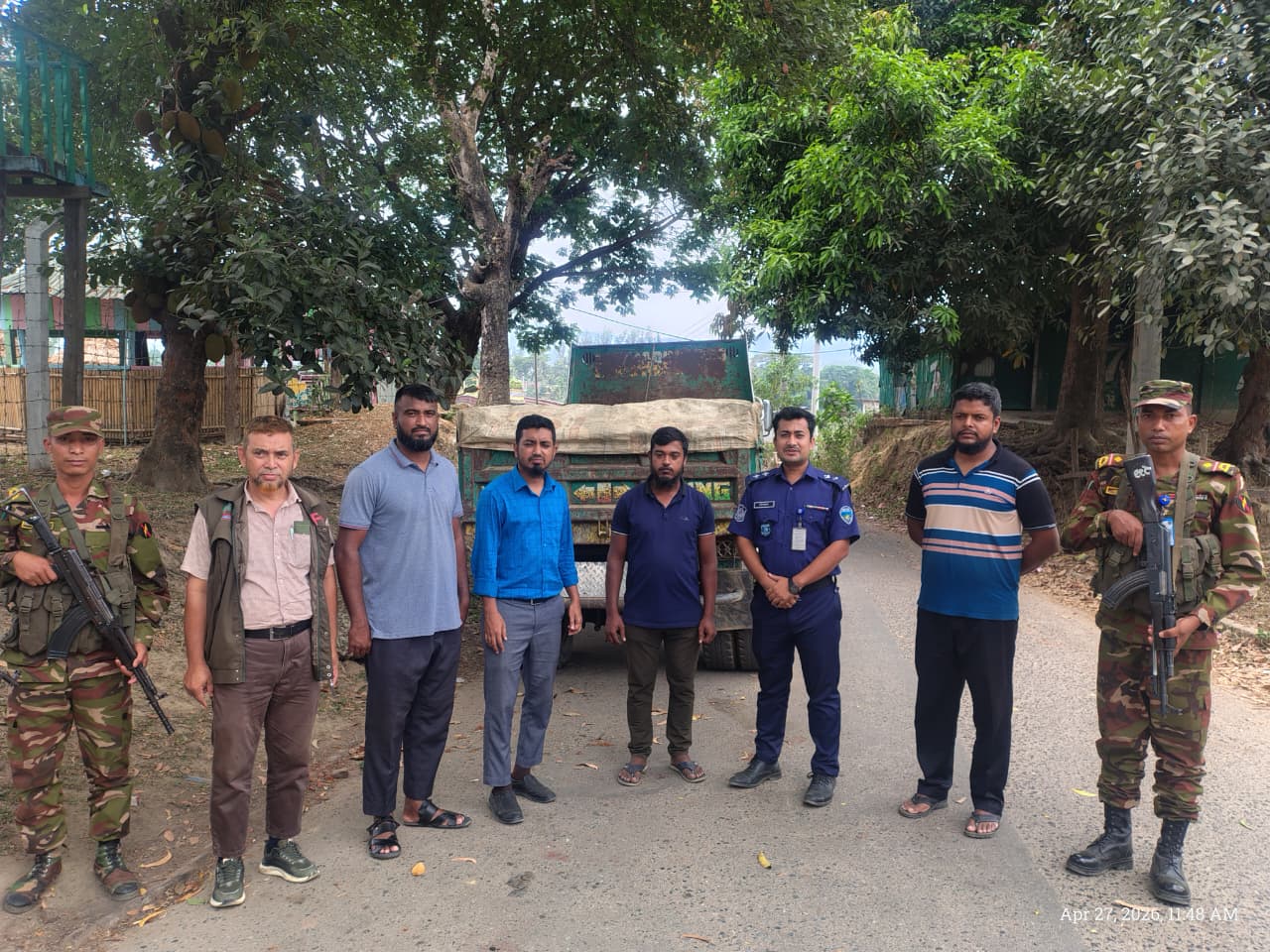 আলীকদমে সেনা চেকপোস্টে বালুর ট্রাক আটক, মোবাইল কোর্টে ৫০ হাজার টাকা জরিমানা