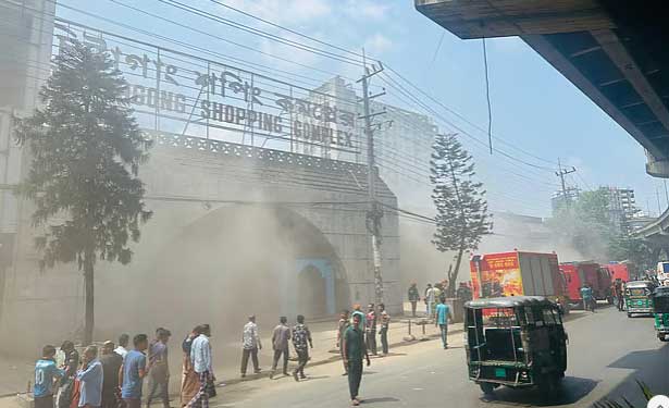 ‘আগুন লাগার খবর পেয়ে ছুটে আসছি, আল্লাহ বাঁচাইছে’