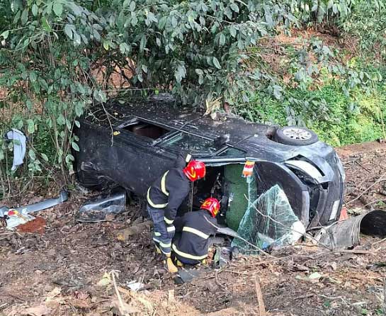লোহাগাড়ায় নিয়ন্ত্রণ হারিয়ে মাইক্রোবাস খাদে, ঘটনাস্থলে তিনজনের মৃত্যু