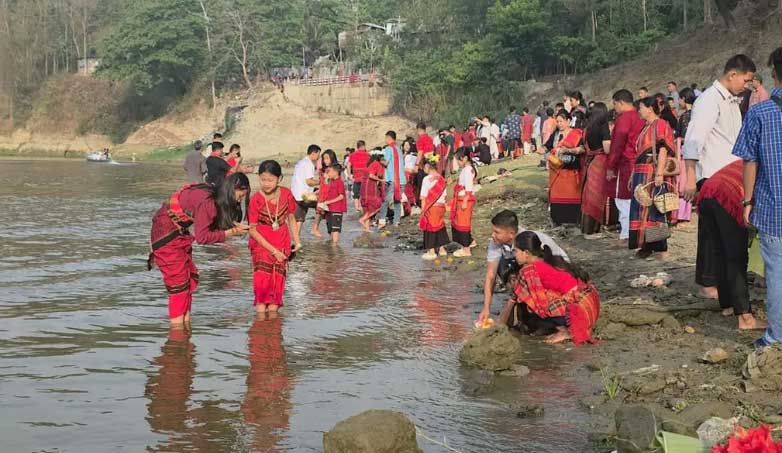 সাঙ্গুতে ফুল নিবেদন, বিজু-বিষু উৎসবে মুখর পাহাড়