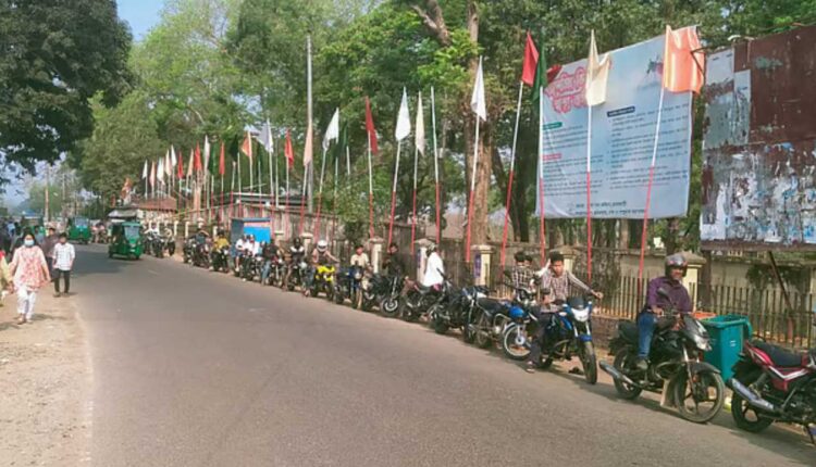 রাঙামাটির ফিলিং স্টেশনগুলোতে গভীর রাত থেকেই ভিড়