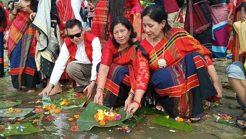 রঙিন ফুলে ভাসল কাপ্তাই হ্রদ, ফুল বিজুতে বর্ষবরণ