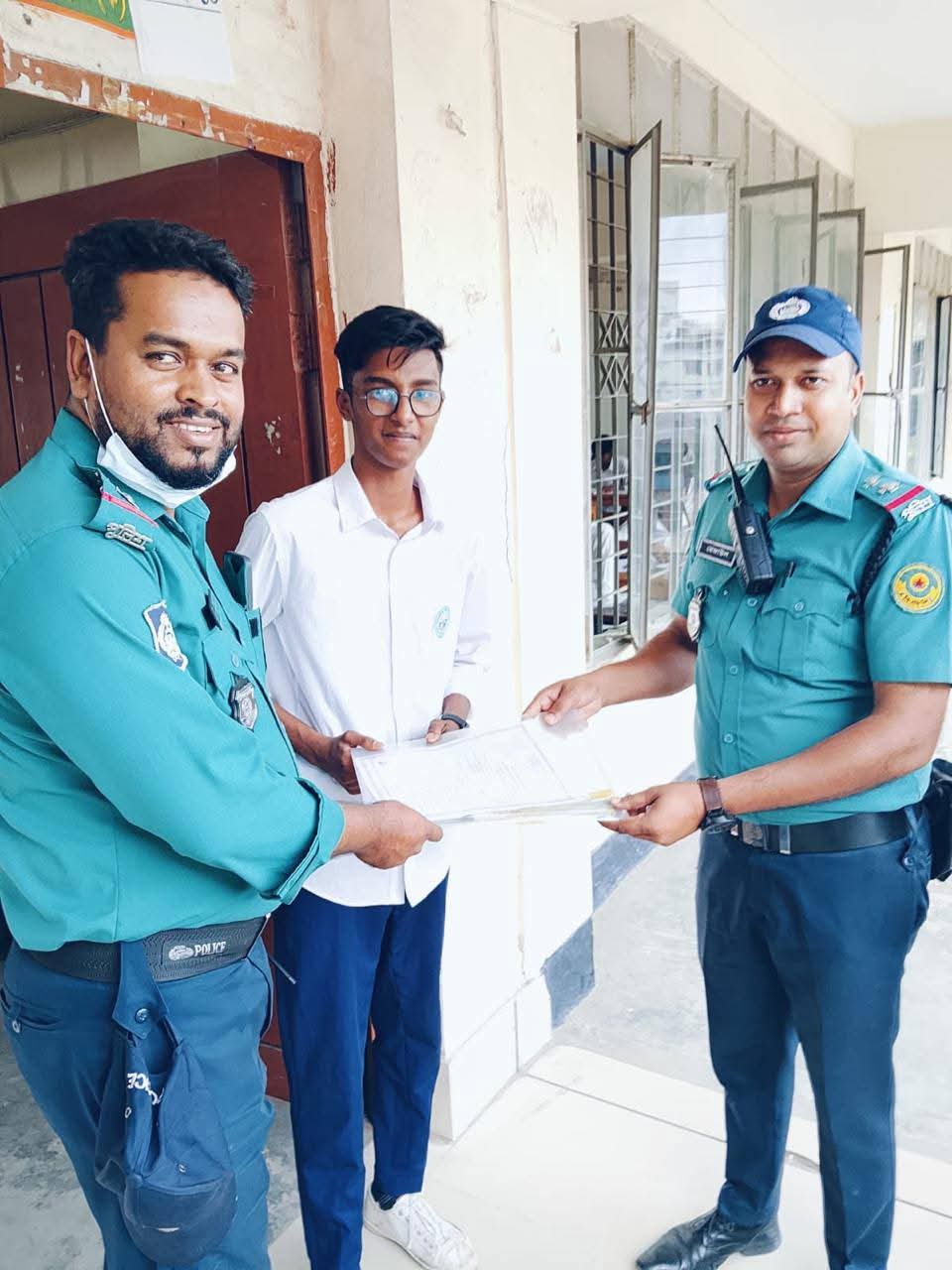  এসএসসি পরীক্ষার্থীর স্বপ্ন বাঁচালো সিএমপির ট্রাফিক, পুরস্কৃত সার্জেন্ট আতিকুর রহমান ও তার টিম