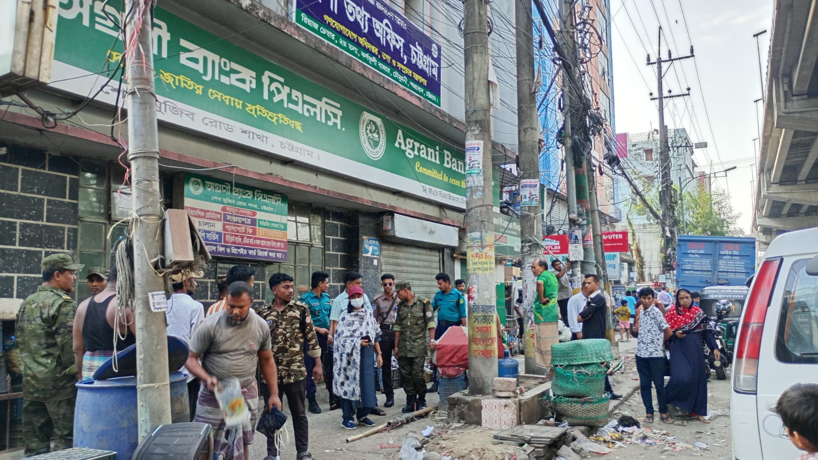 চসিকের অভিযান কর্ণফুলী মার্কেট এলাকায় ফুটপাতের ৩০ টি দোকান উচ্ছেদ 