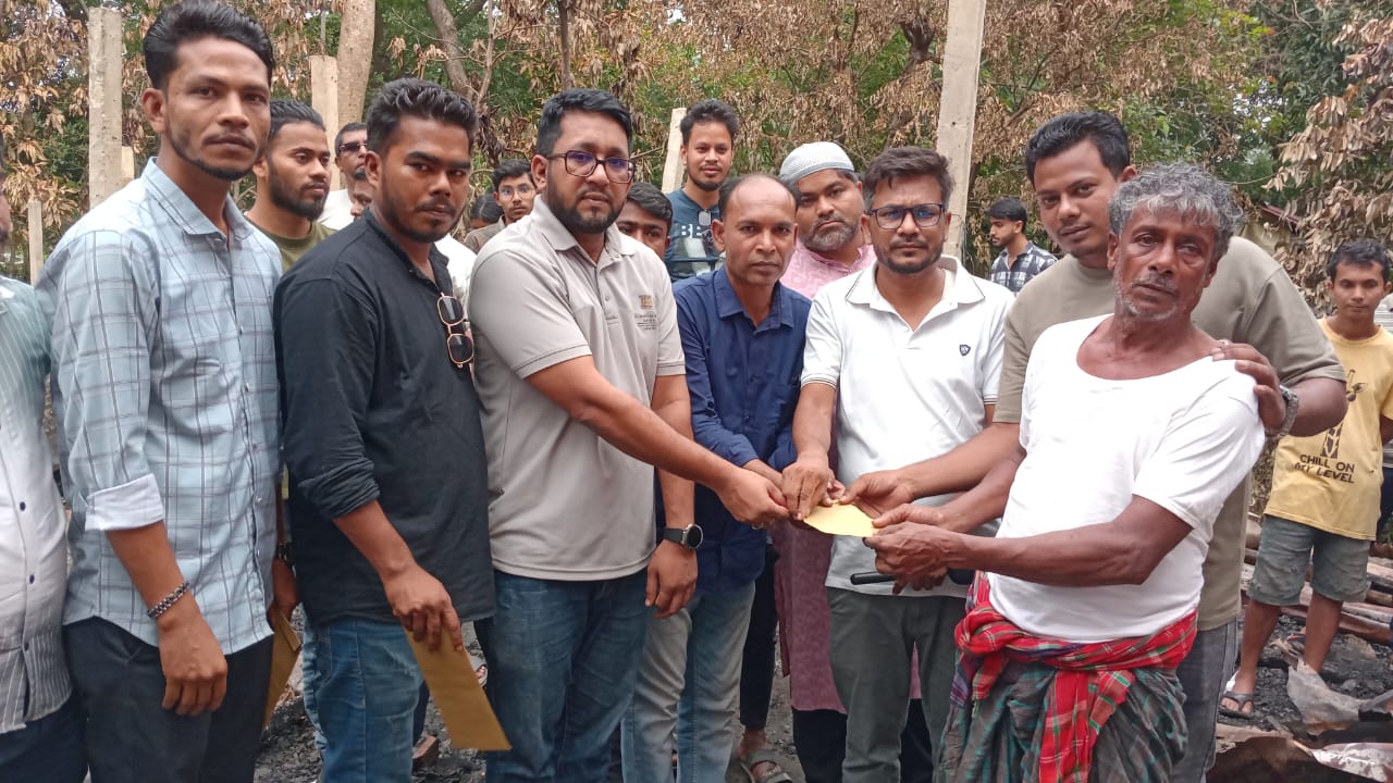 রাউজানে অগ্নিকাণ্ডে নিঃস্ব ছয় সনাতনী পরিবারে উপজেলা যুবদলের আর্থিক সহায়তা প্রদান