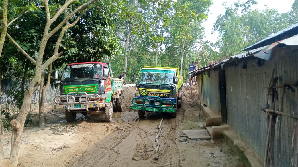 লামার ফাঁসিয়াখালীর ফেতাইন্যাছড়া এলাকা যেন আরেক 'সলিমপুর' যেখানে পুলিশ যেতে ভয় পাই! 