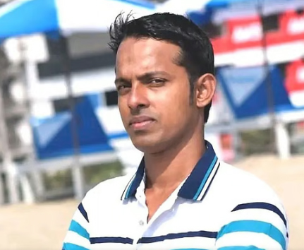 বিদ্যুৎ নেই ভেবে ঝড়ে ছিঁড়ে পড়া তারে হাত দিয়েছিলেন, মুহূর্তে লুটিয়ে পড়েন মাটিতে