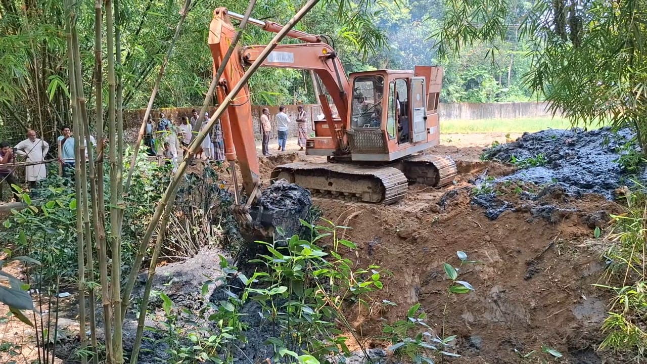  ফটিকছড়িতে নিজস্ব অর্থায়নে মরা ধুরুং খাল খনন শুরু: ব্যবসায়ী এমরানের উদ্যোগে এলাকাবাসী উচ্ছ্বসিত