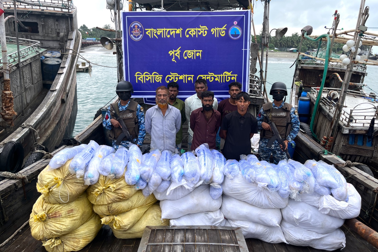 সেন্টমার্টিনে ৩২ কোটি টাকার অবৈধ কারেন্ট জালসহ ৬ চোরাচালানকারী আটক