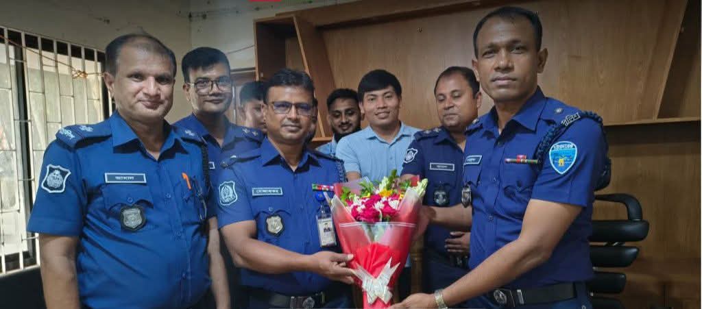 বোয়ালখালী থানায় নতুন ওসিকে ফুলেল শুভেচ্ছা, বিদায় নিলেন মাহফুজুর রহমান