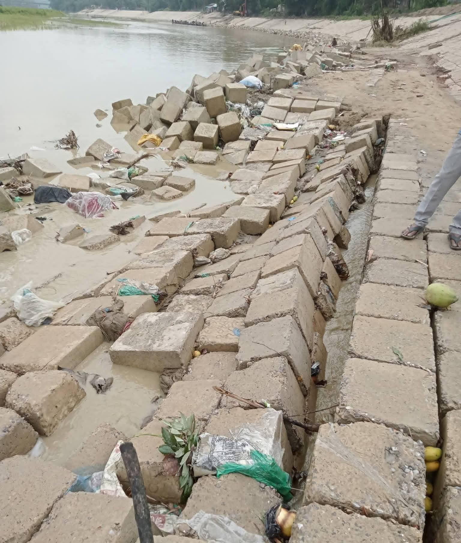মাতামুহুরী নদী রক্ষা বাঁধ: শত কোটি টাকার কাজ শেষ হওয়ার আগেই ধস, আতঙ্কে লামাবাসী