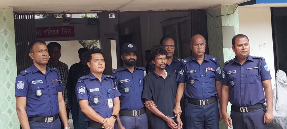 বোয়ালখালীতে যাত্রী বেশে রিকশা চালকের ওপর হামলাকারী গ্রেপ্তার, ধামা উদ্ধার