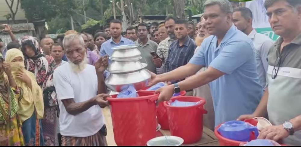 বালাঘাটায় অগ্নিকাণ্ডে ক্ষতিগ্রস্তদের পাশে জেলা বিএনপি, জাবেদ রেজার ত্রাণ বিতরণ 