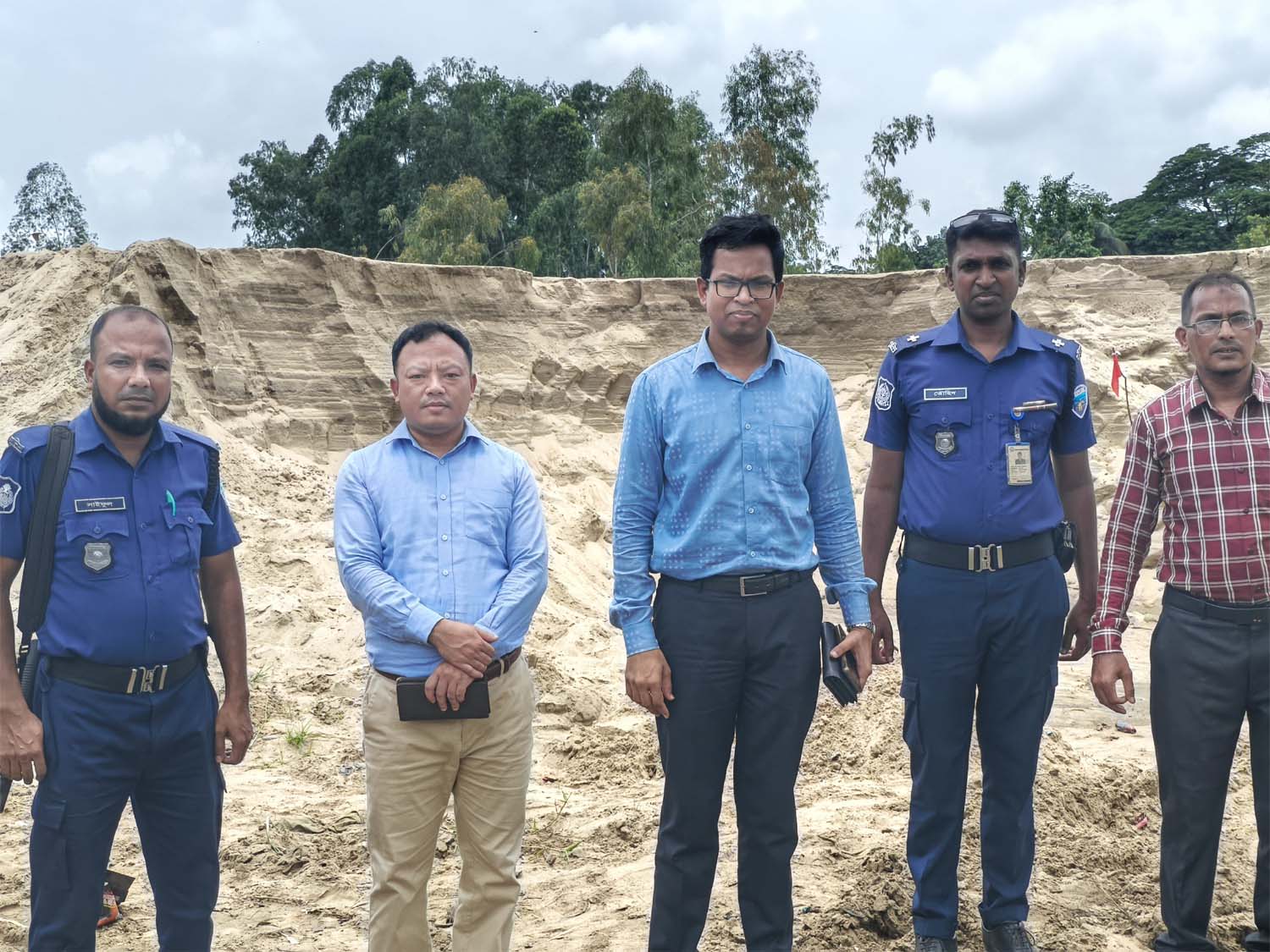 চন্দনাইশে অবৈধ বালুমহালে প্রশাসনের অভিযান : জরিমানা আদায়