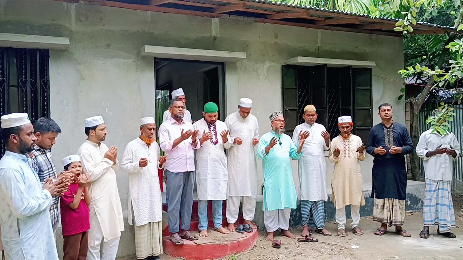 রাউজানে গৃহহীন পরিবারকে ঘর উপহার দিয়ে মানবতার দৃষ্টান্ত তুলে ধরলেন গাউসিয়া কমিটি