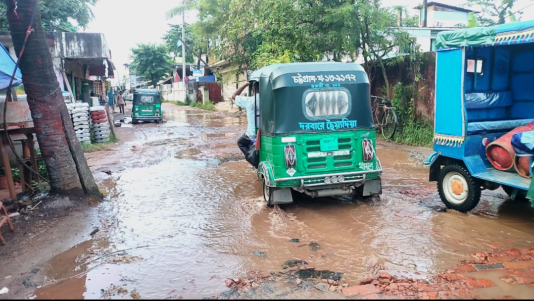 সড়ক নয়, যেন আস্ত একটা ডোবা 