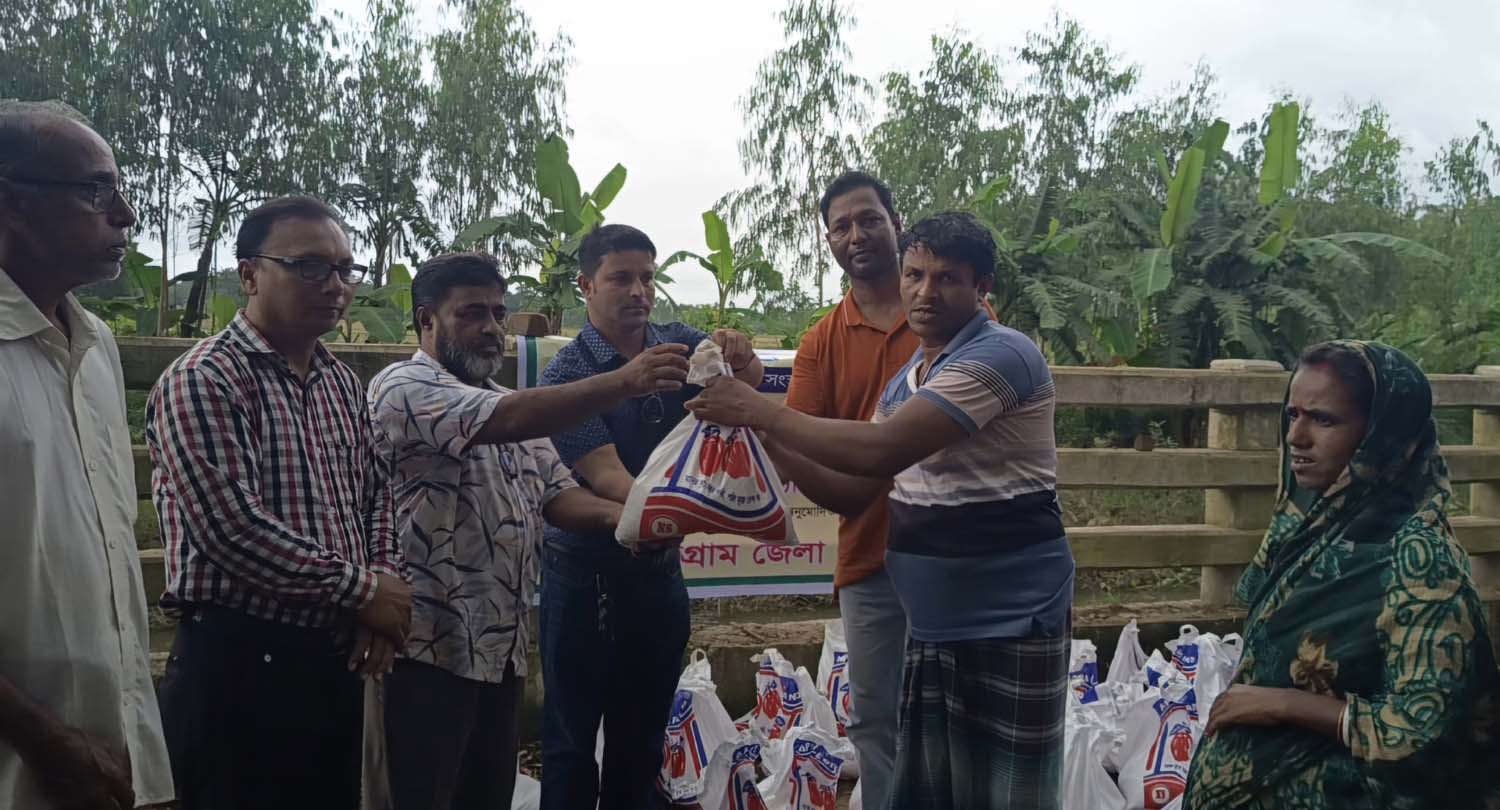 সাংবাদিক সুরক্ষা ও কল্যাণ ফাউন্ডেশনের উদ্যোগে চন্দনাইশে ত্রাণ বিতরণ