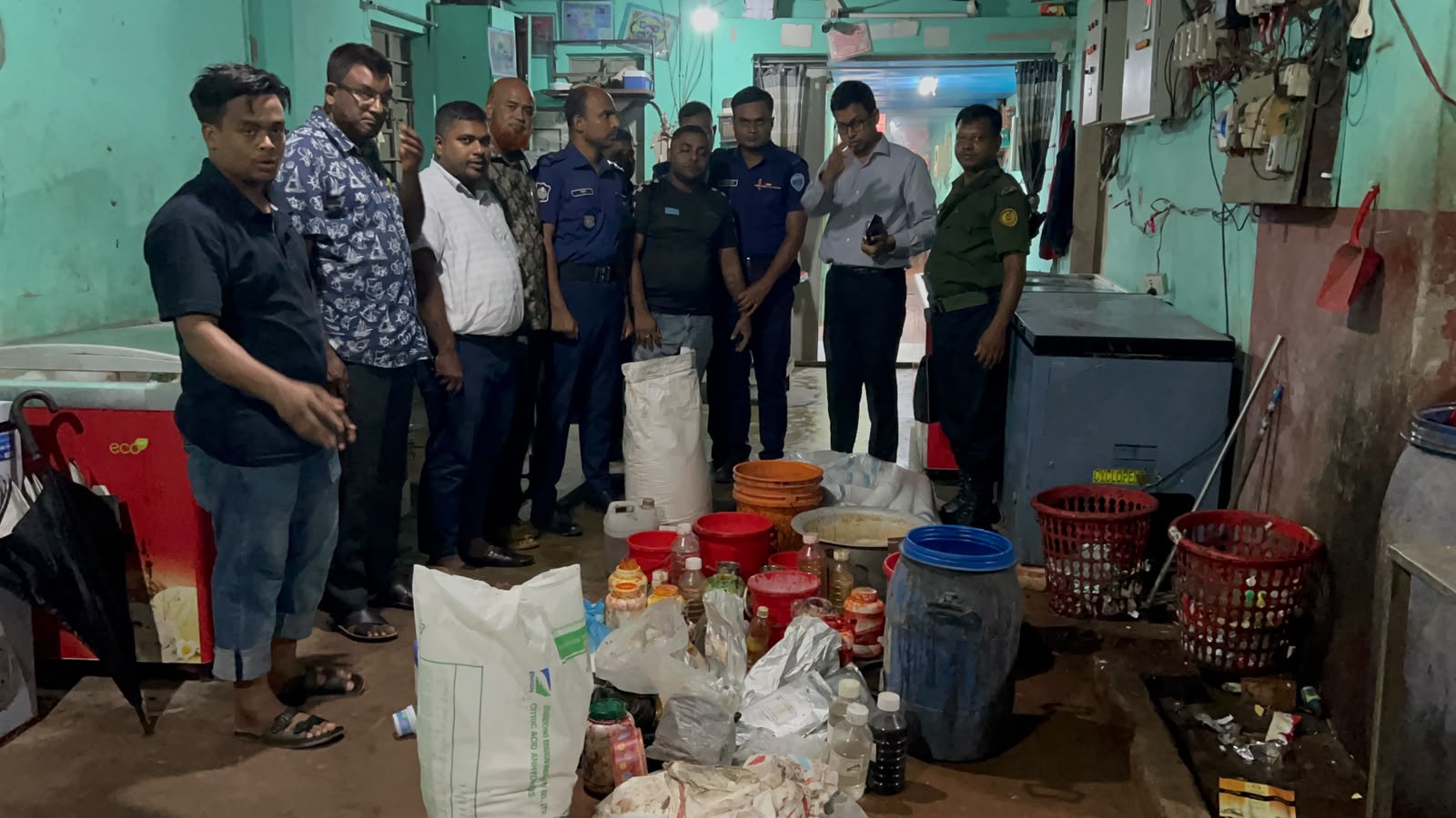  চন্দনাইশে আইসক্রিম ফ্যাক্টরিতে অভিযান : জরিমানা ও মালামাল জব্দ