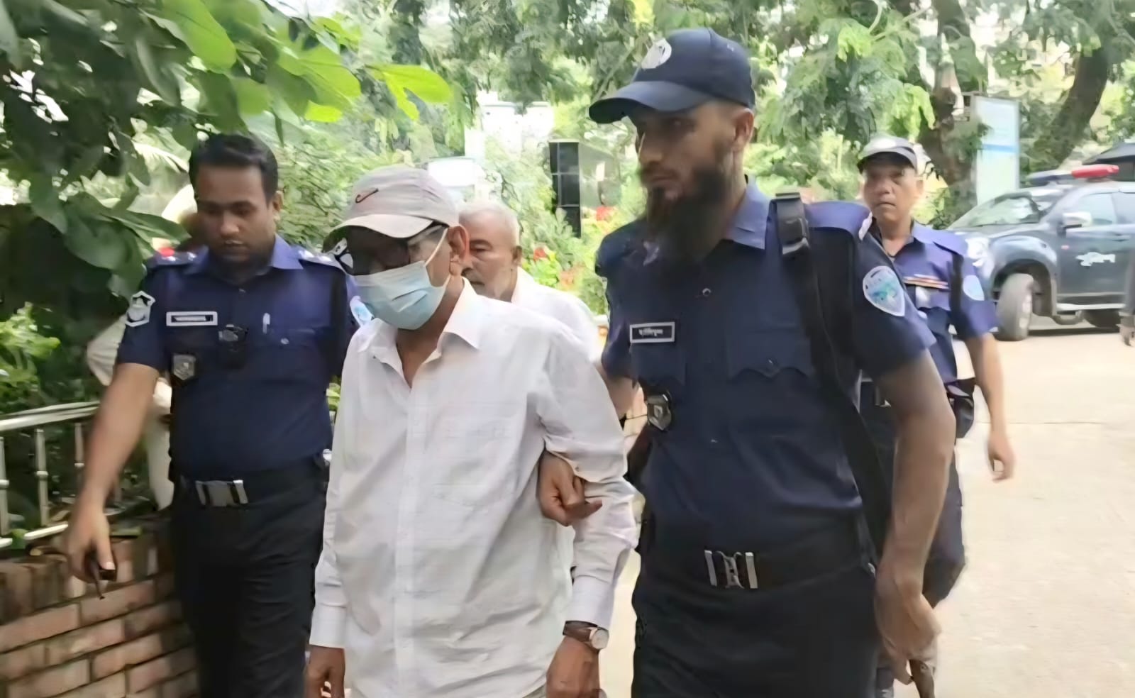  রাঙামাটিতে সাবেক জেলা পরিষদ চেয়ারম্যান বৃষকেতু চাকমাসহ দুই আওয়ামী লীগ নেতা গ্রেপ্তার