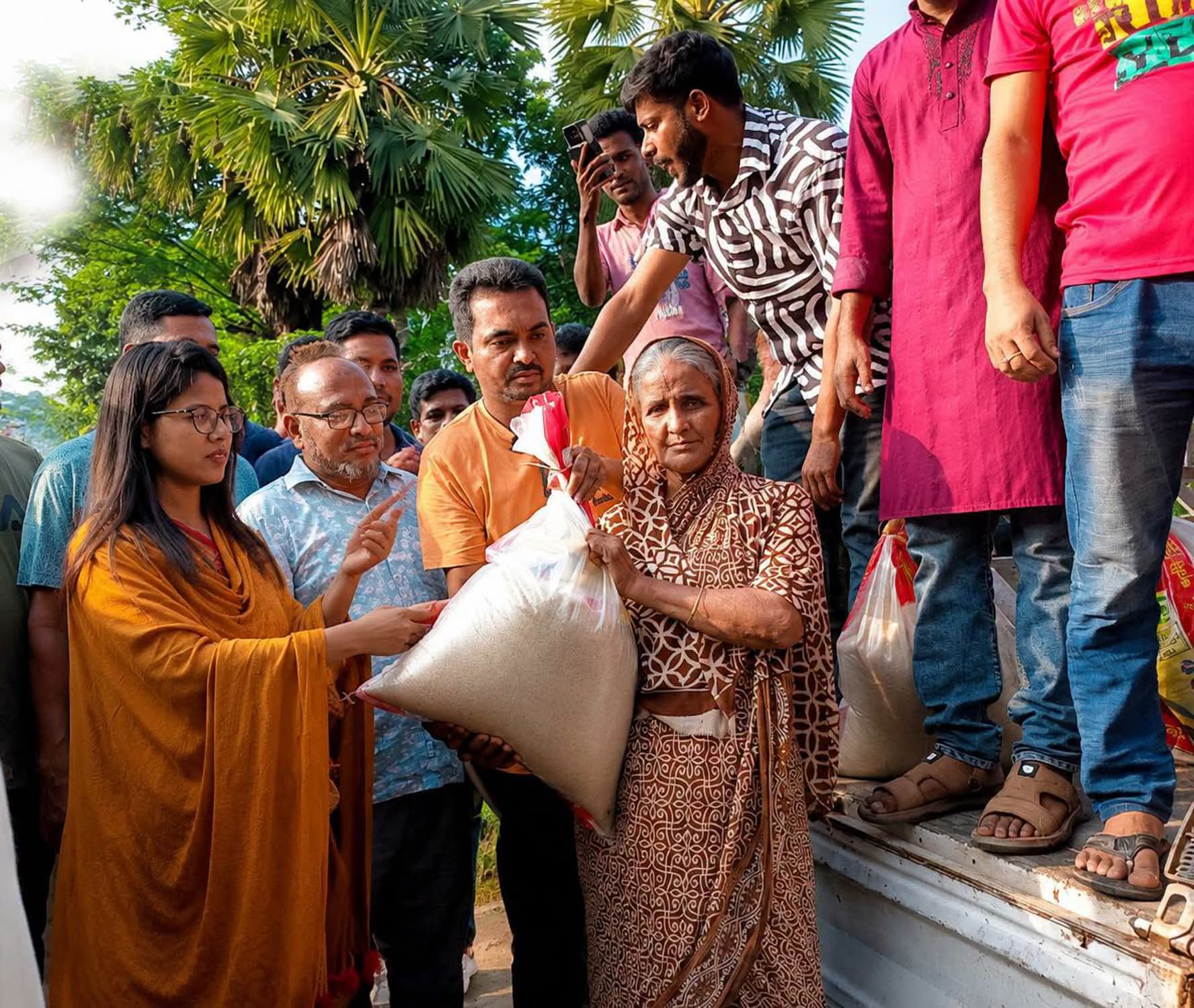 মিরসরাইয়ে বন্যাকবলিত ২৮ পরিবারের মাঝে সরকারি ত্রাণ বিতরণ