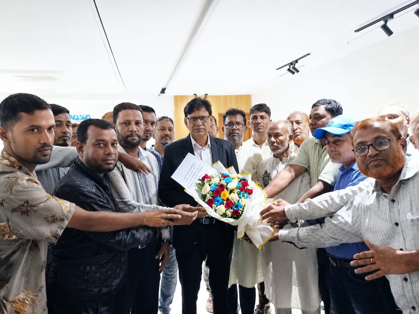 চট্টগ্রাম ওয়াসা এমডিকে শ্রমিক কর্মচারী দলের ফুলেল শুভেচ্ছা